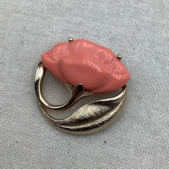 Vintage 1981 Sea Treasures Avon Peach and Gold Floral Brooch - Picture 1 of 4